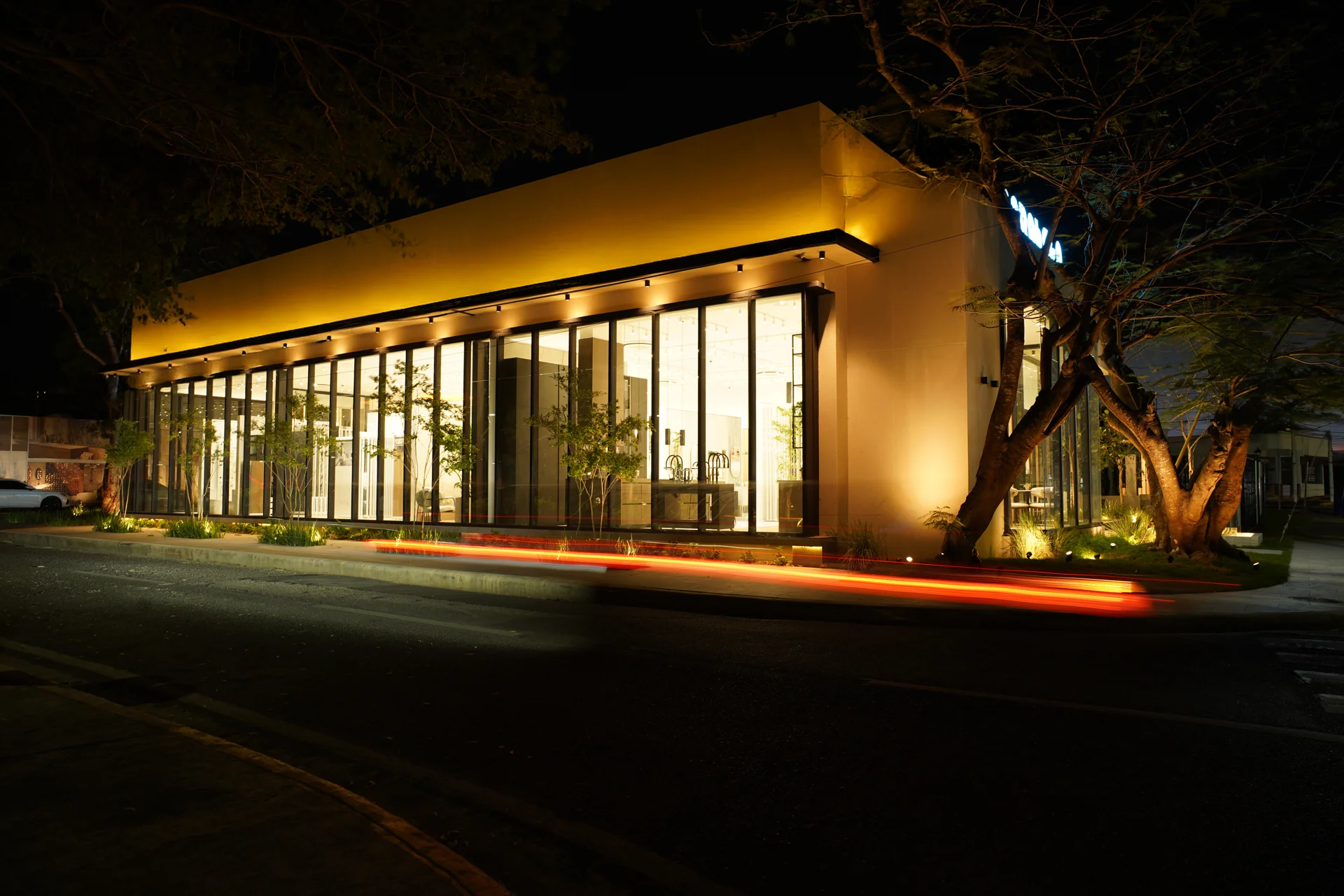 Fachada de Carabela en Santiago iluminada de noche